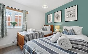 2 Bedrooms Stylish, Gorgeous, Westgate Cottage Retreat, Central Winchester, Free On-Street Parking Permit, With Garden Close To Cathedral - Sleeps 6, Pets Are Welcome, Summer Special Offer! - By Blue Puffin Stays