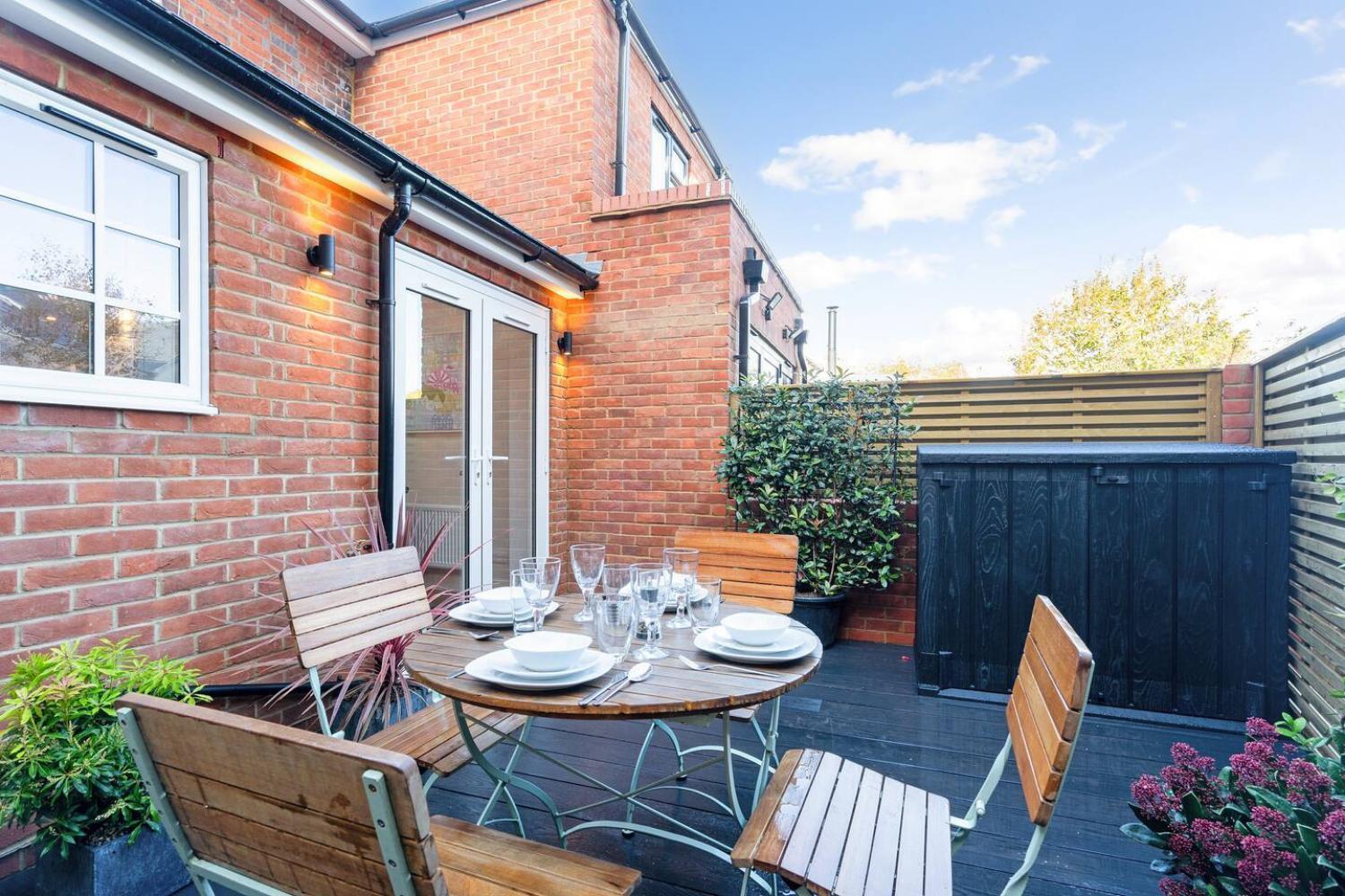 2 Bedrooms Stunning Westgate Cottage Retreat, Central Winchester, Free On-Street Parking Permit, With Garden Close To Cathedral - Sleeps 6, Pets Are Welcome, Summer Special Offer! - By Blue Puffin Stays Exterior photo