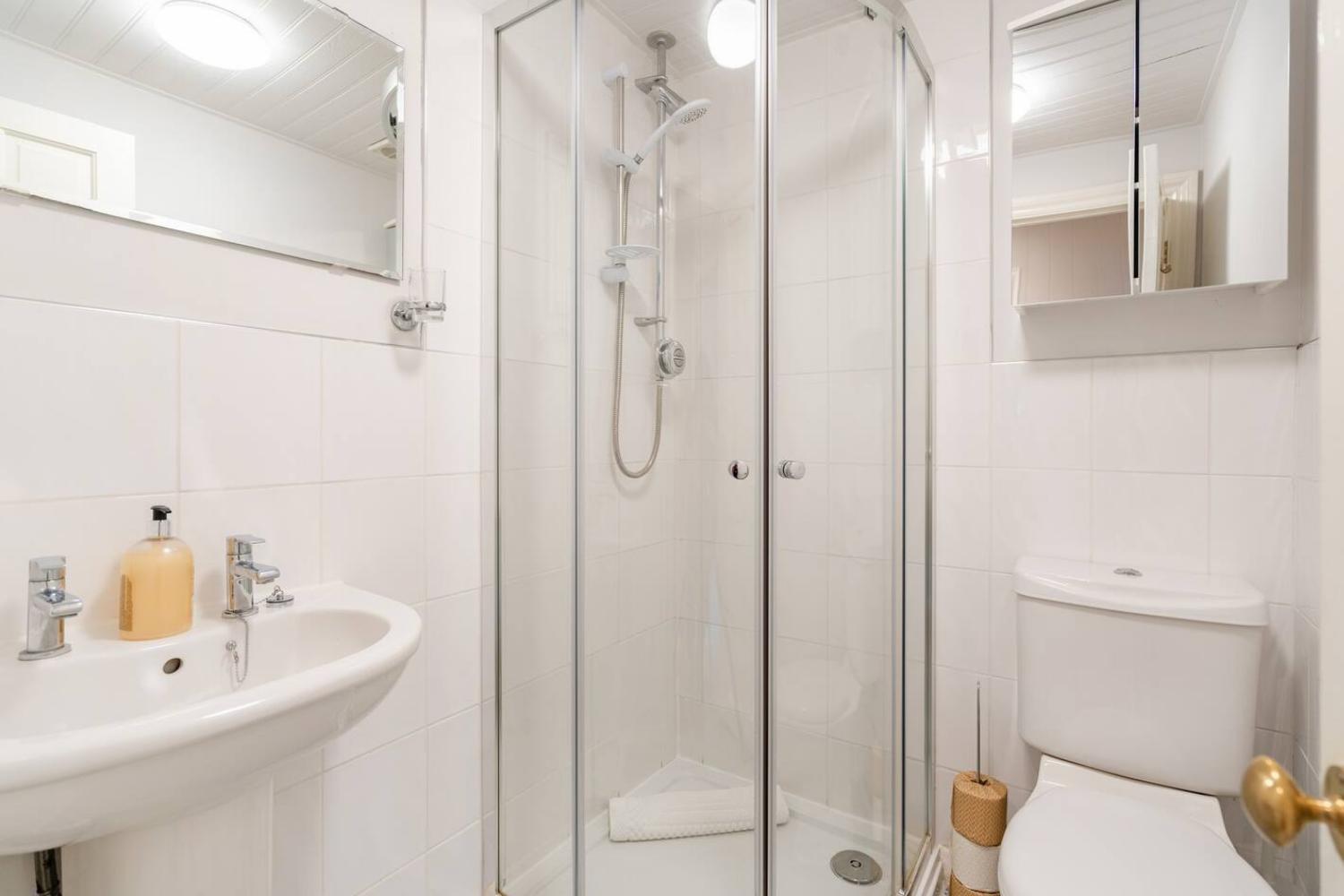 2 Bedrooms Stunning Westgate Cottage Retreat, Central Winchester, Free On-Street Parking Permit, With Garden Close To Cathedral - Sleeps 6, Pets Are Welcome, Summer Special Offer! - By Blue Puffin Stays Exterior photo