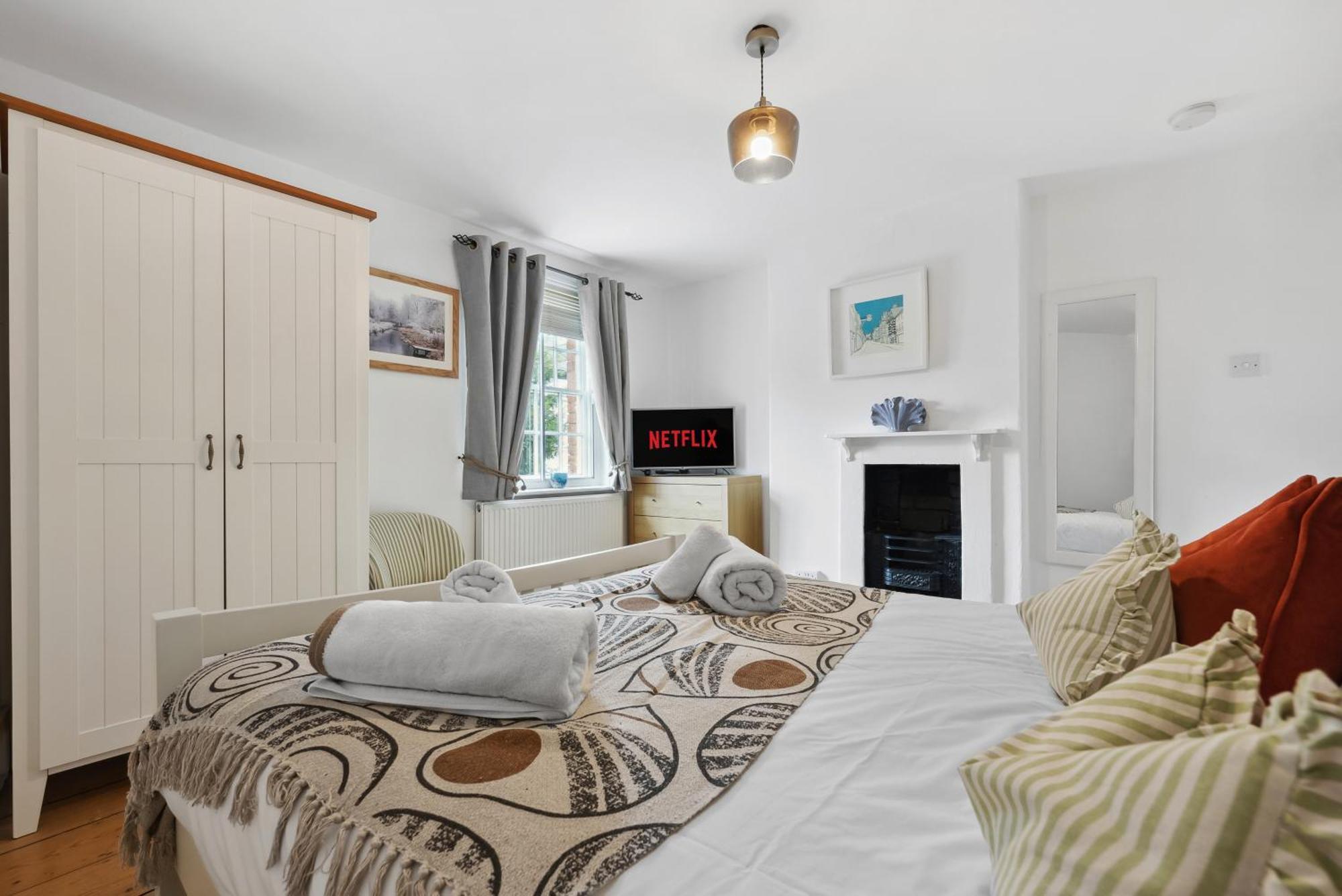 2 Bedrooms Stunning Westgate Cottage Retreat, Central Winchester, Free On-Street Parking Permit, With Garden Close To Cathedral - Sleeps 6, Pets Are Welcome, Summer Special Offer! - By Blue Puffin Stays Exterior photo