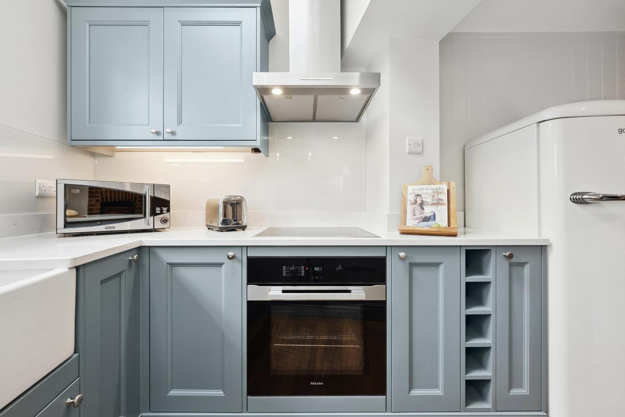 2 Bedrooms Stunning Westgate Cottage Retreat, Central Winchester, Free On-Street Parking Permit, With Garden Close To Cathedral - Sleeps 6, Pets Are Welcome, Summer Special Offer! - By Blue Puffin Stays Exterior photo