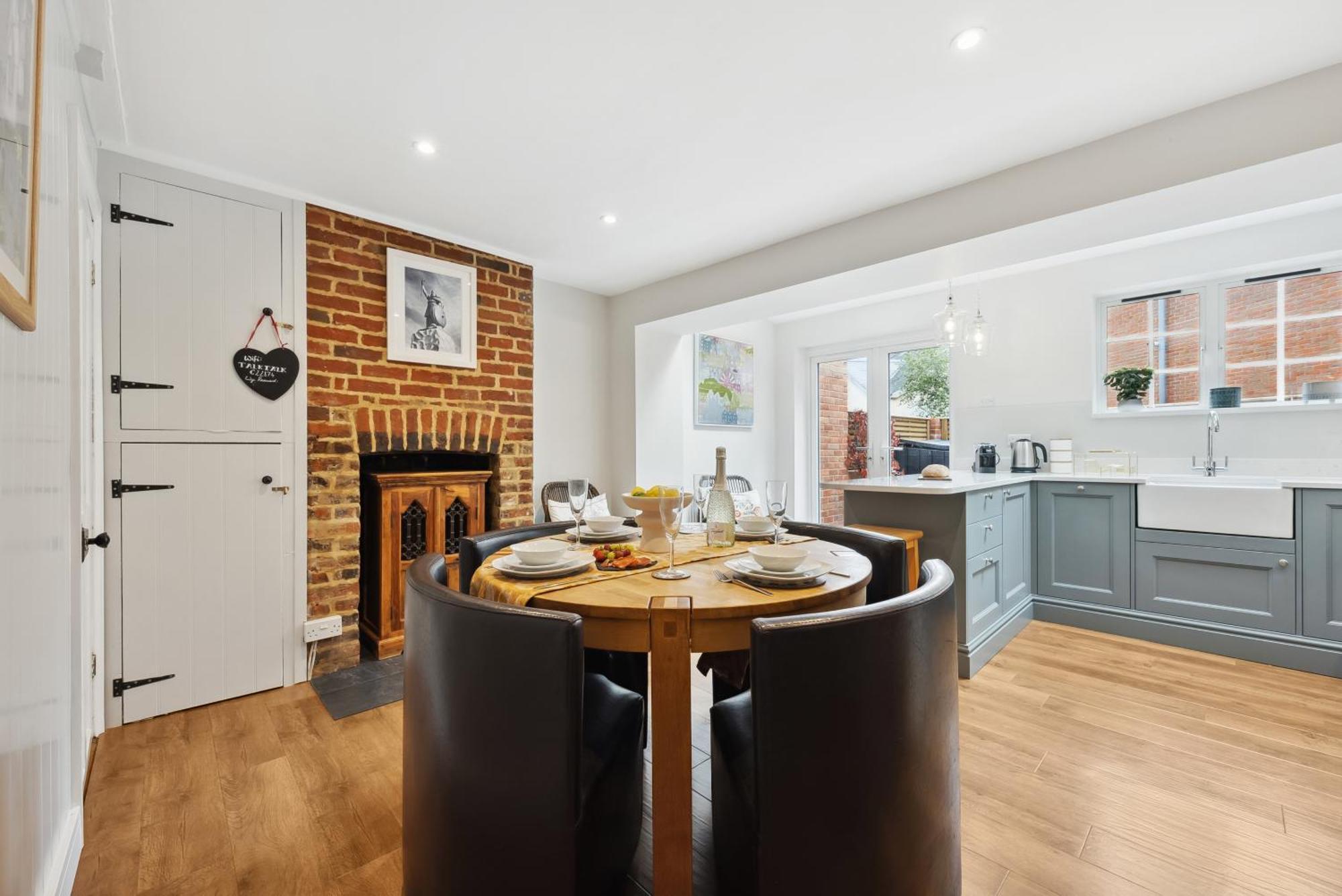 2 Bedrooms Stunning Westgate Cottage Retreat, Central Winchester, Free On-Street Parking Permit, With Garden Close To Cathedral - Sleeps 6, Pets Are Welcome, Summer Special Offer! - By Blue Puffin Stays Exterior photo