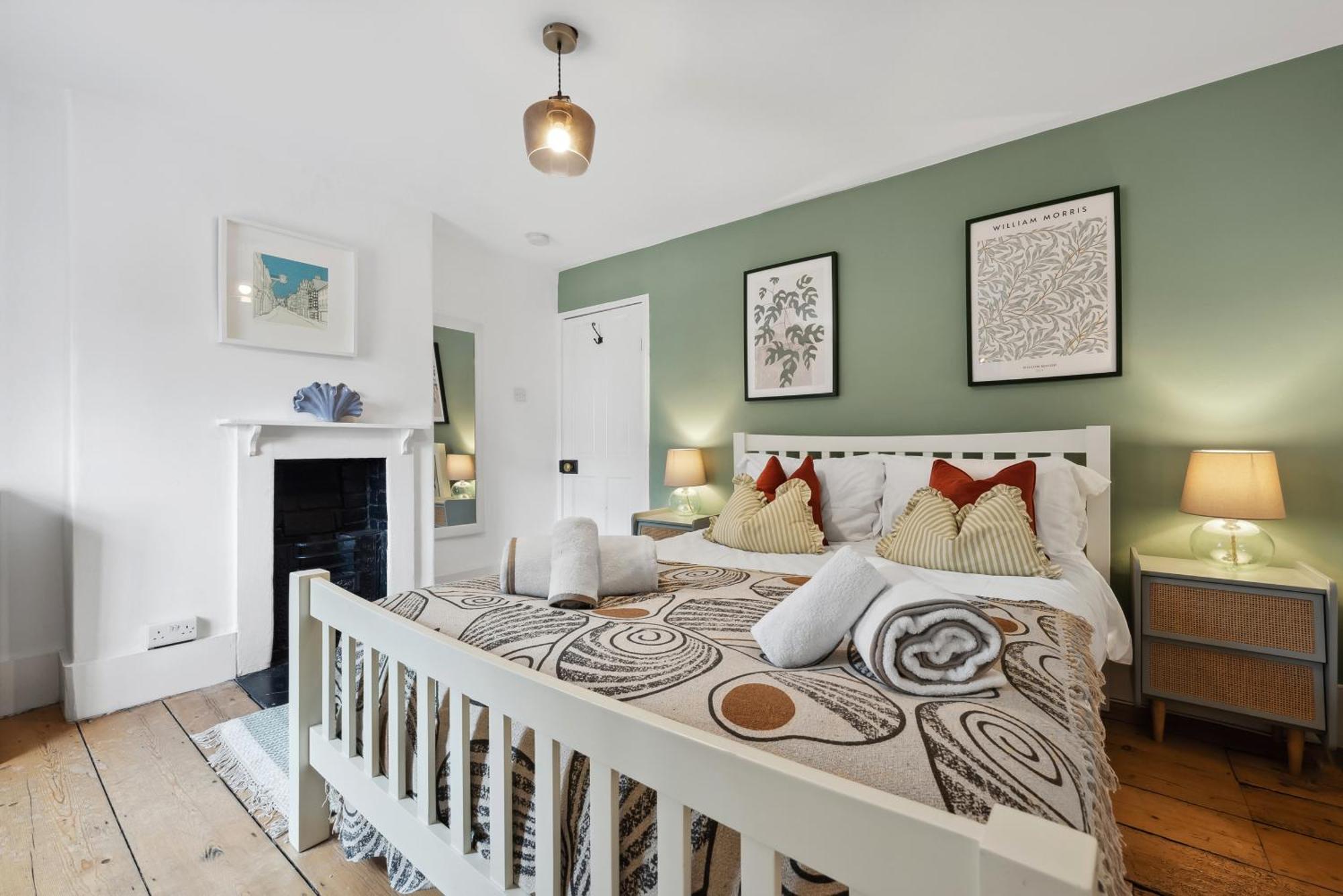 2 Bedrooms Stunning Westgate Cottage Retreat, Central Winchester, Free On-Street Parking Permit, With Garden Close To Cathedral - Sleeps 6, Pets Are Welcome, Summer Special Offer! - By Blue Puffin Stays Exterior photo