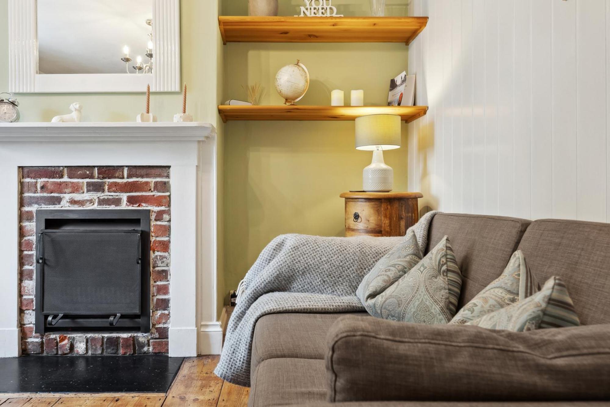 2 Bedrooms Stunning Westgate Cottage Retreat, Central Winchester, Free On-Street Parking Permit, With Garden Close To Cathedral - Sleeps 6, Pets Are Welcome, Summer Special Offer! - By Blue Puffin Stays Exterior photo