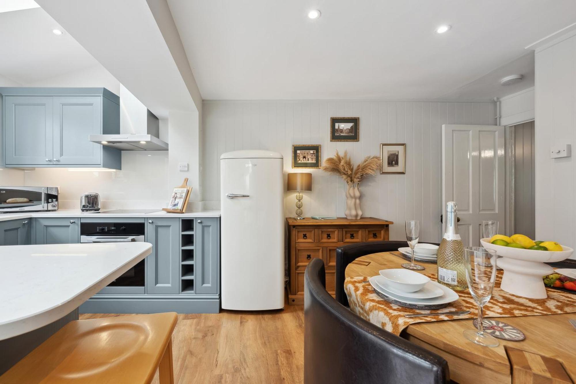 2 Bedrooms Stunning Westgate Cottage Retreat, Central Winchester, Free On-Street Parking Permit, With Garden Close To Cathedral - Sleeps 6, Pets Are Welcome, Summer Special Offer! - By Blue Puffin Stays Exterior photo