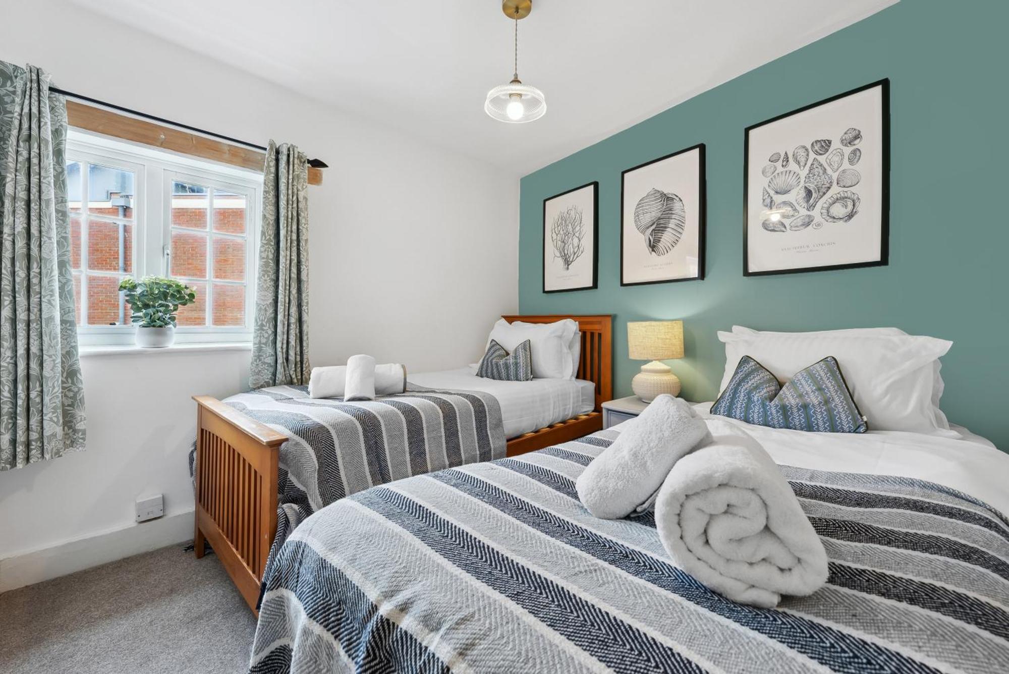 2 Bedrooms Stunning Westgate Cottage Retreat, Central Winchester, Free On-Street Parking Permit, With Garden Close To Cathedral - Sleeps 6, Pets Are Welcome, Summer Special Offer! - By Blue Puffin Stays Exterior photo