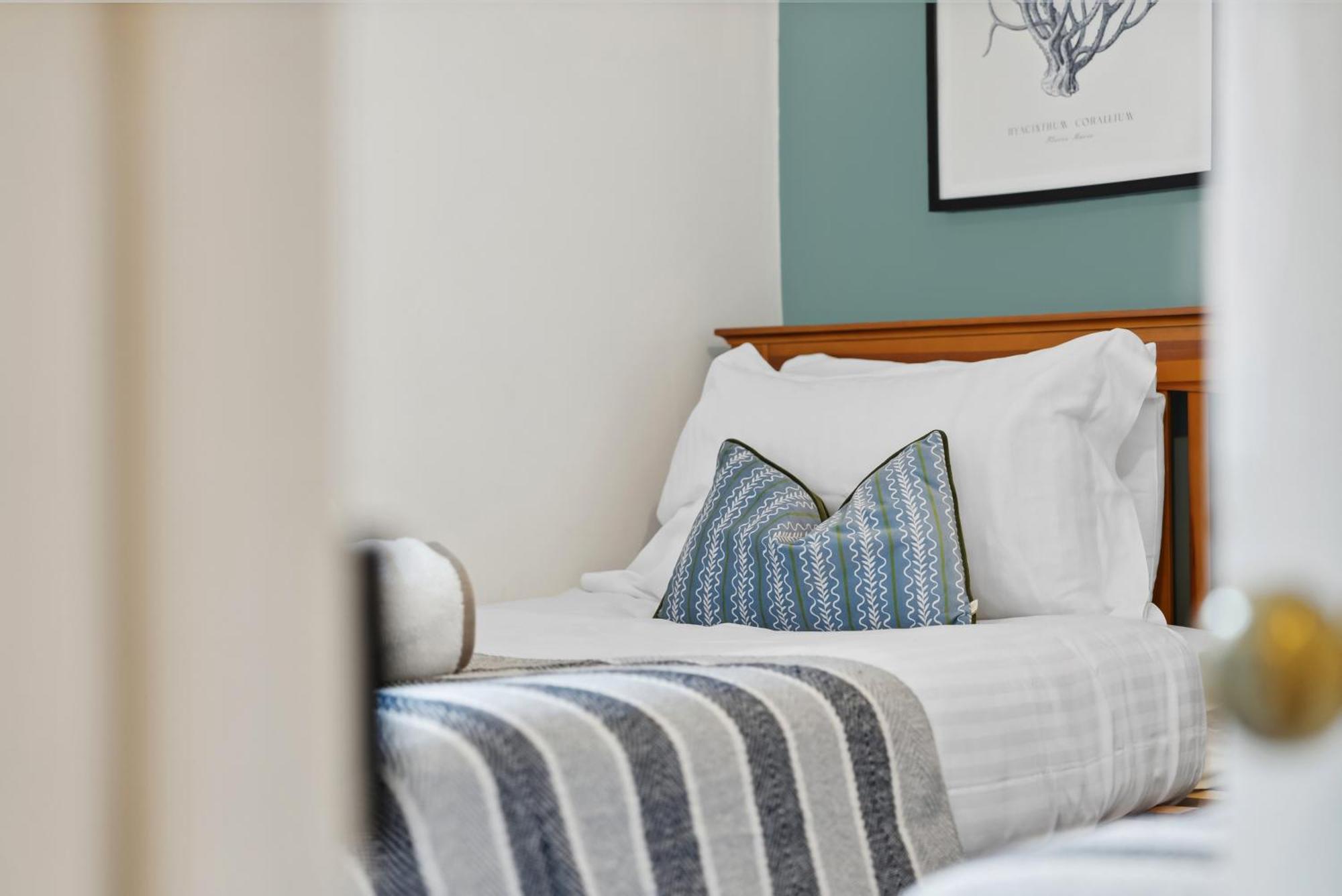 2 Bedrooms Stunning Westgate Cottage Retreat, Central Winchester, Free On-Street Parking Permit, With Garden Close To Cathedral - Sleeps 6, Pets Are Welcome, Summer Special Offer! - By Blue Puffin Stays Exterior photo
