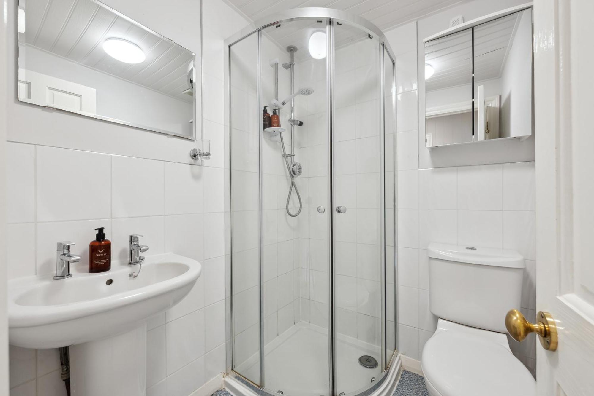 2 Bedrooms Stunning Westgate Cottage Retreat, Central Winchester, Free On-Street Parking Permit, With Garden Close To Cathedral - Sleeps 6, Pets Are Welcome, Summer Special Offer! - By Blue Puffin Stays Exterior photo