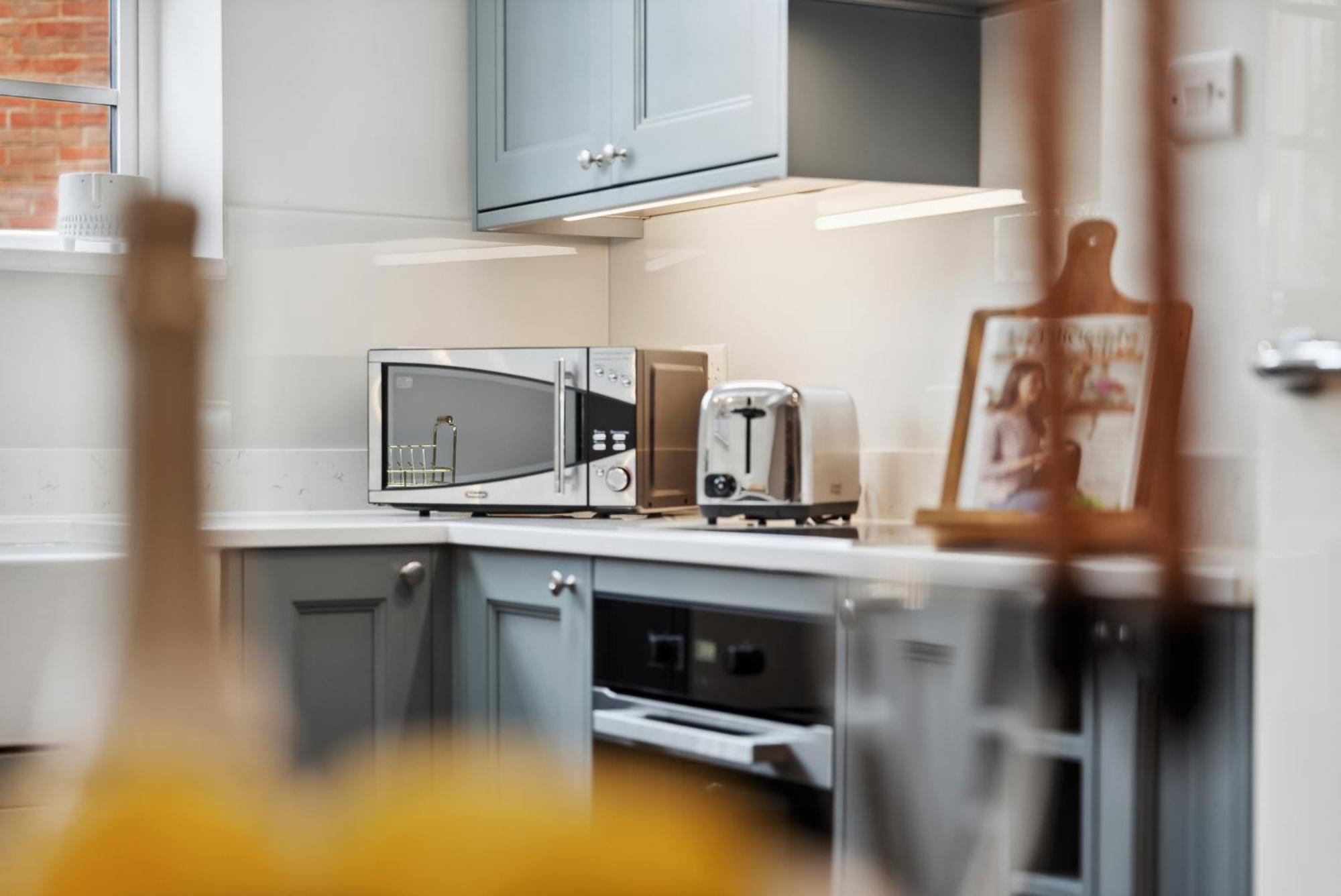 2 Bedrooms Stunning Westgate Cottage Retreat, Central Winchester, Free On-Street Parking Permit, With Garden Close To Cathedral - Sleeps 6, Pets Are Welcome, Summer Special Offer! - By Blue Puffin Stays Exterior photo